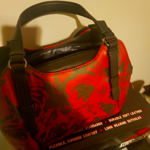 Red & black purse - Picture 1 of 3